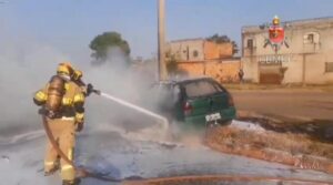 Carro colide contra poste e pega fogo em Santa Maria